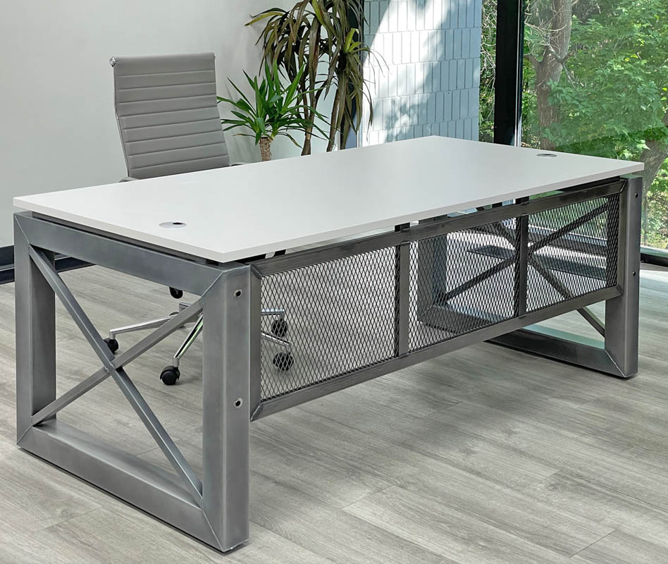 What type of panel does the desk feature for stabilization?